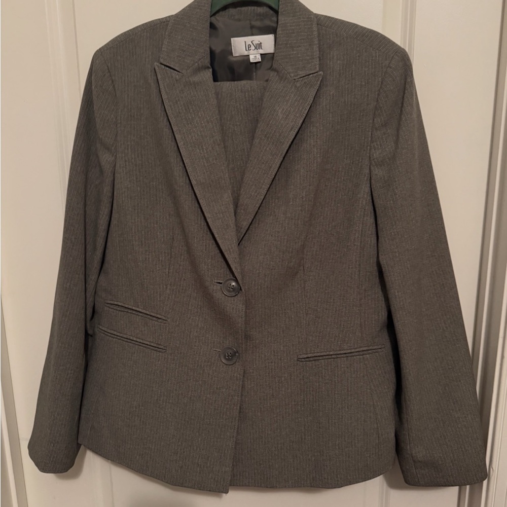 Le Suit Women's Gray Pinstripe Two-Button Blazer